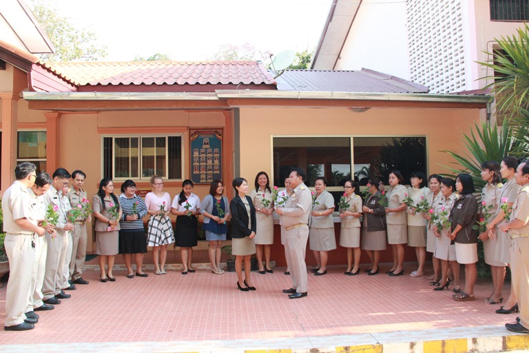 มอบช่อดอกไม้ ยินดีต้อนรับรองผู้อำนวยการโรงเรียน นฤมล  เวียงยศ