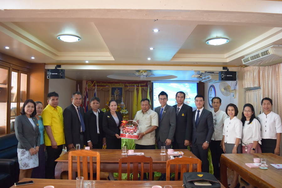 ผู้อำนวยการโรงเรียนศูนย์แก่นหว้าเซิน ศึกษาดูงานการบริหารโรงเรียน