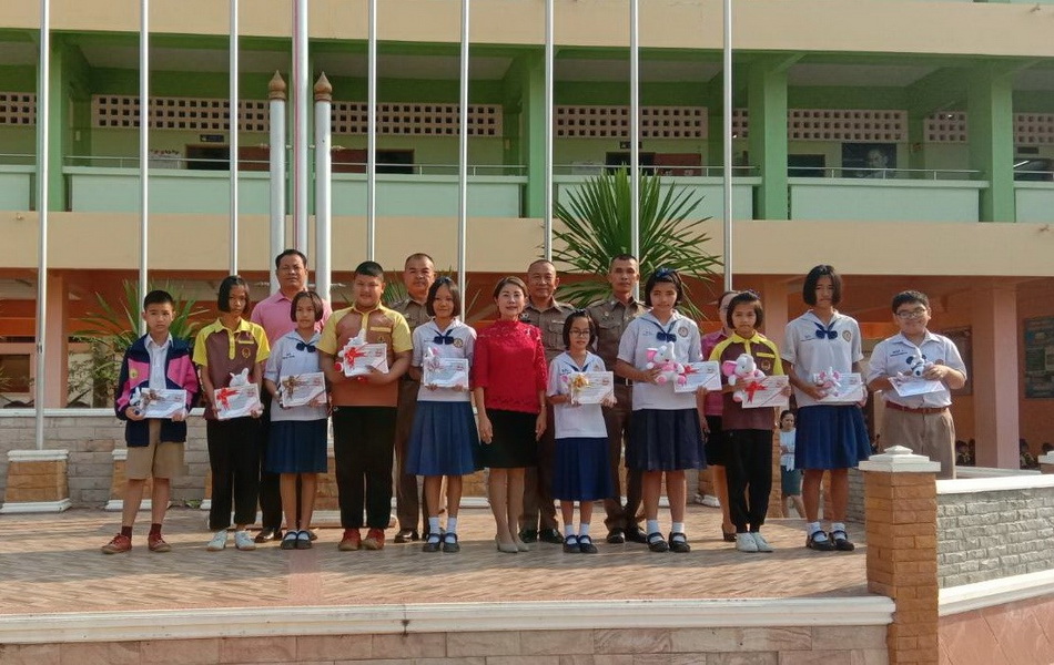 มอบเกียรติบัตรโครงการ การศึกษาเพื่อต่อต้านการใช้ยาเสพติดในเด็กนักเรียน D.A.R.E.