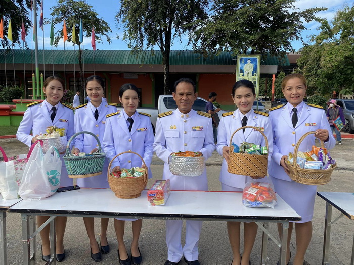 ร่วมในพิธีทำบุญตักบาตรถวายพระราชกุศล และพิธีวางพวงมาลา ร 9