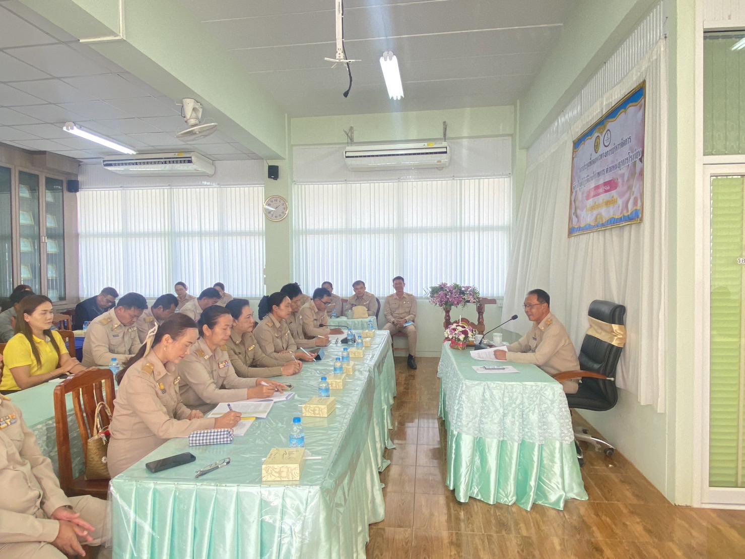 การประชุมชี้แจ้งการจัดจ้างธุรการโรงเรียน