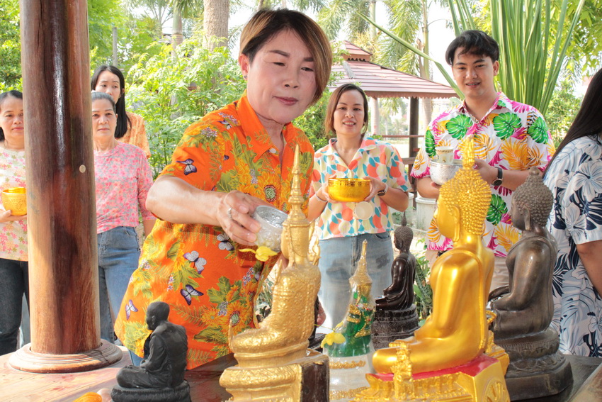 พิธีสรงน้ำพระพุทธรูปประจำโรงเรียน