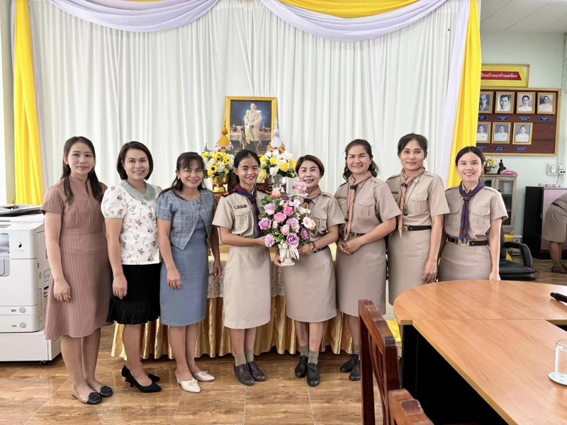 เดินทางมาส่งและร่วมแสดงความยินดี คุณครูเจนจิรา พิมพ์สิม บรรจุเข้ารับราชการ