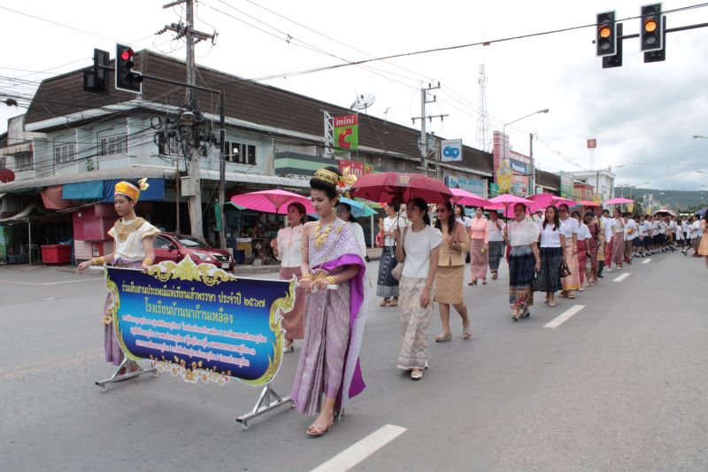  ประเพณีแห่เทียนวันเข้าพรรษา