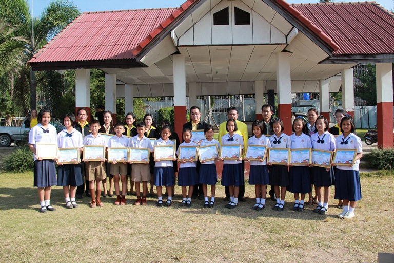 พิธีมอบเกียรติบัตรนักเรียนที่เข้าร่วมการแข่งขันทักษะวิชาการระดับภาคตะวันออกเฉียงเหนือ