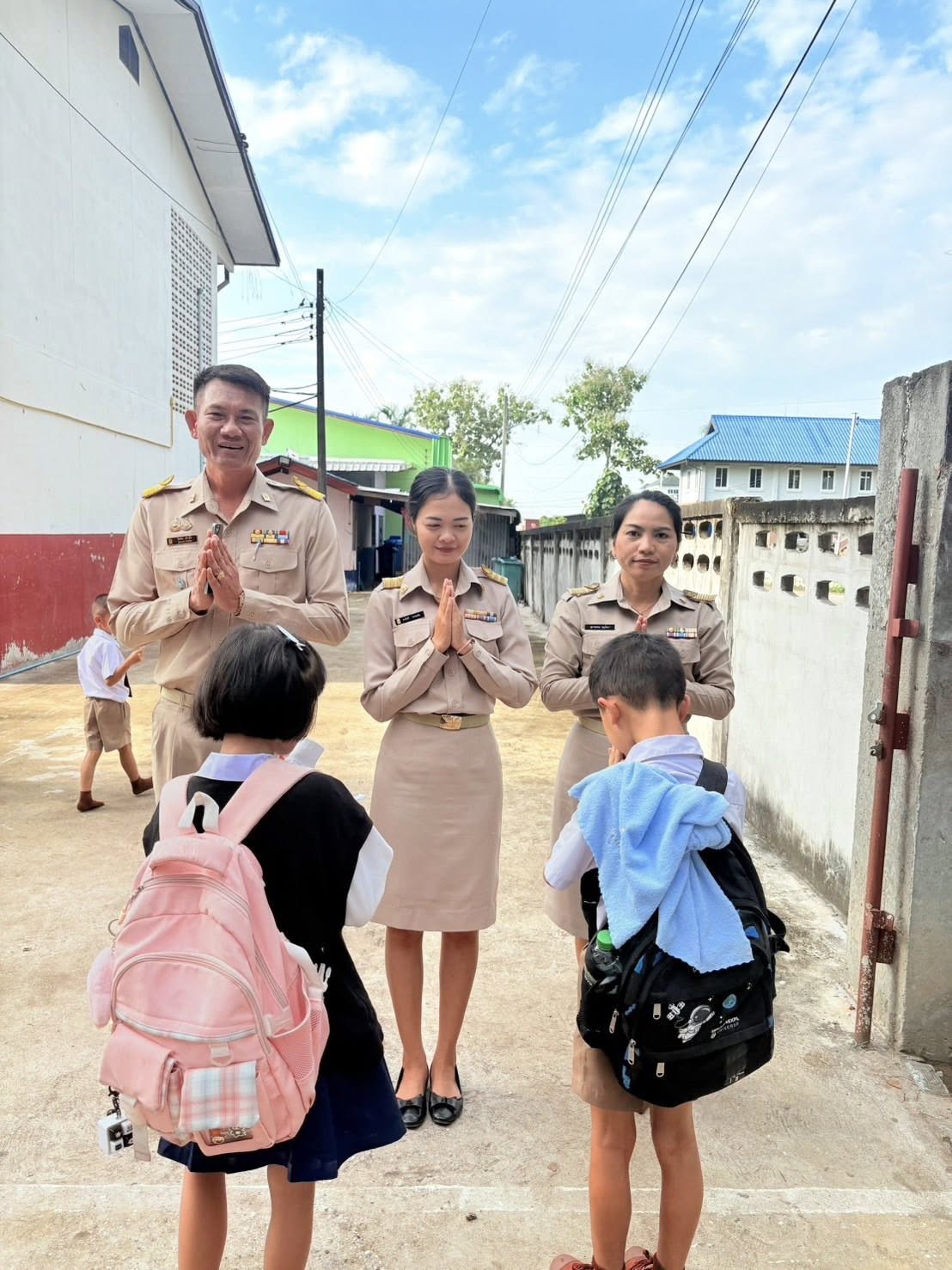 ต้อนรับนักเรียนตอนเช้าที่หน้าประตูโรงเรียน