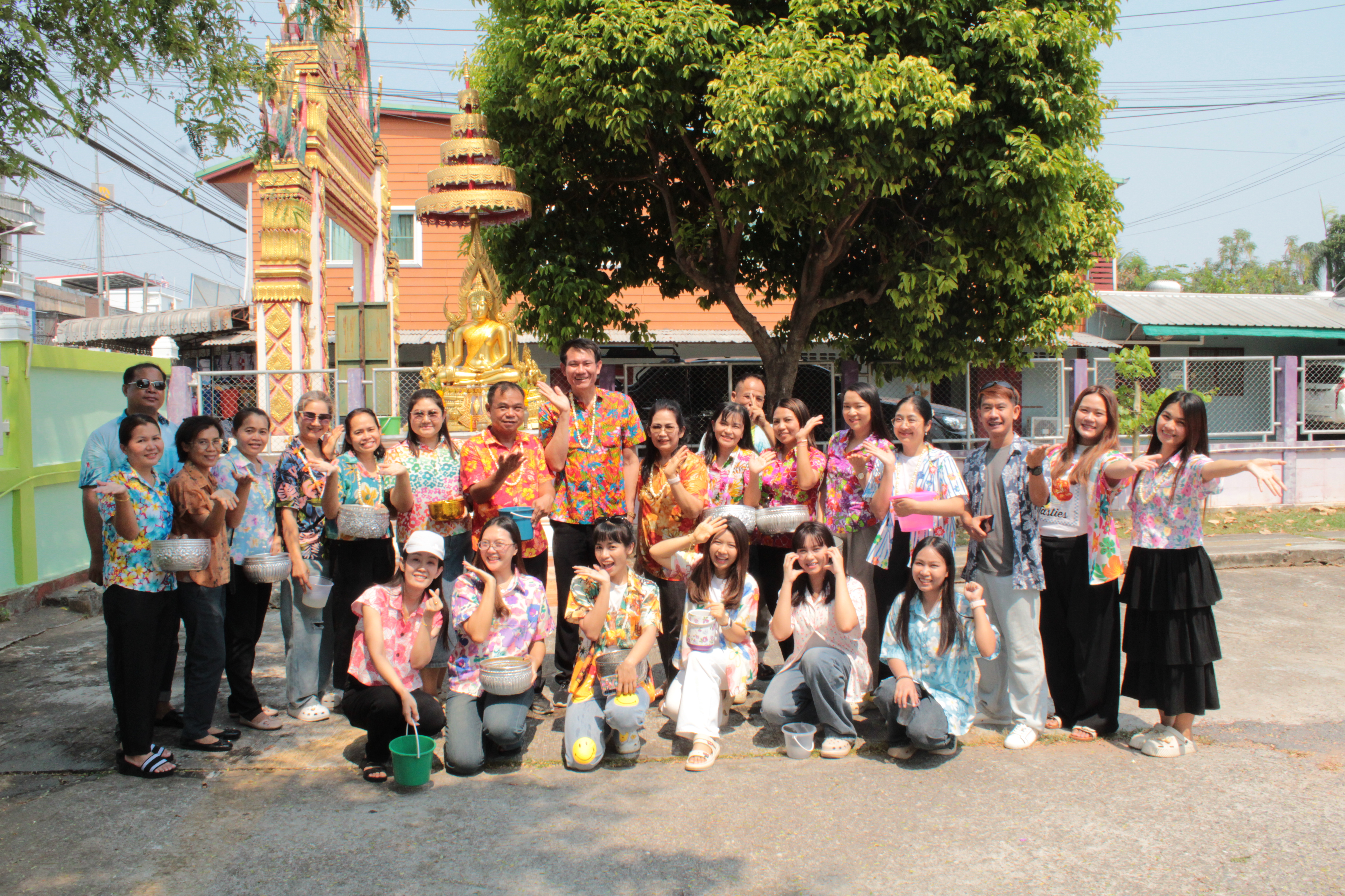 ประเพณีสรงน้ำพระพุทธรูปและสิ่งศักดิ์สิทธิ์ประจำโรงเรียน และรดน้ำดำหัวขอพรผู้ใหญ่