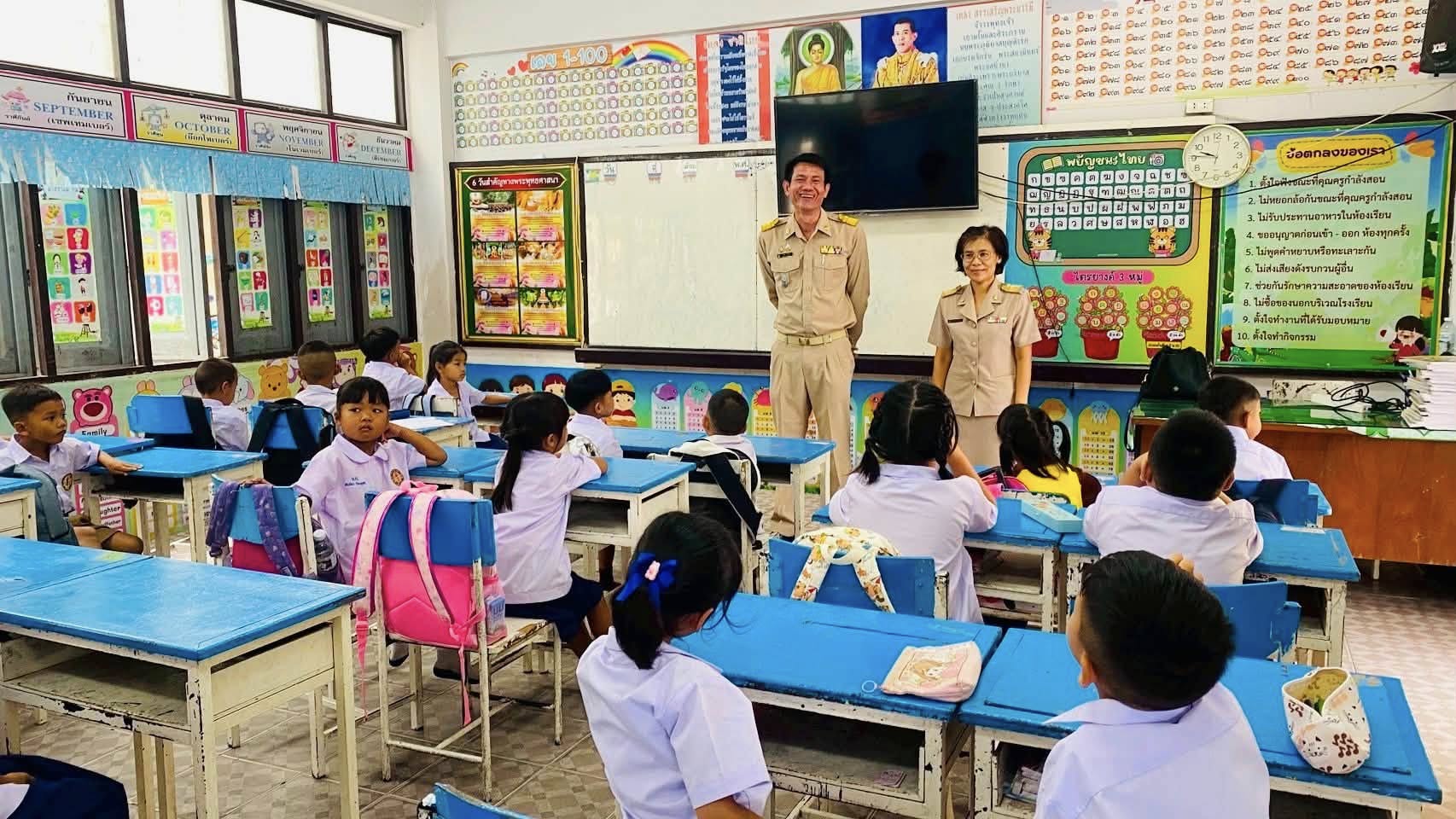 ตรวจเยี่ยมห้องเรียนเพื่อให้กำลังใจคณะครูและนักเรียนเนื่องในโอกาสเปิดเรียนวันแรก