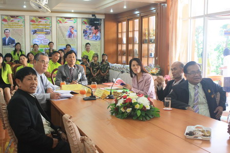 คณะกรรมการประเมินสถานศึกษาแบบอย่างการจัดกระบวนการเรียนการสอนตามหลักปรัชญของเศรษฐกิจพอเพียง โรงเรียนบ้านนาก้านเหลือง