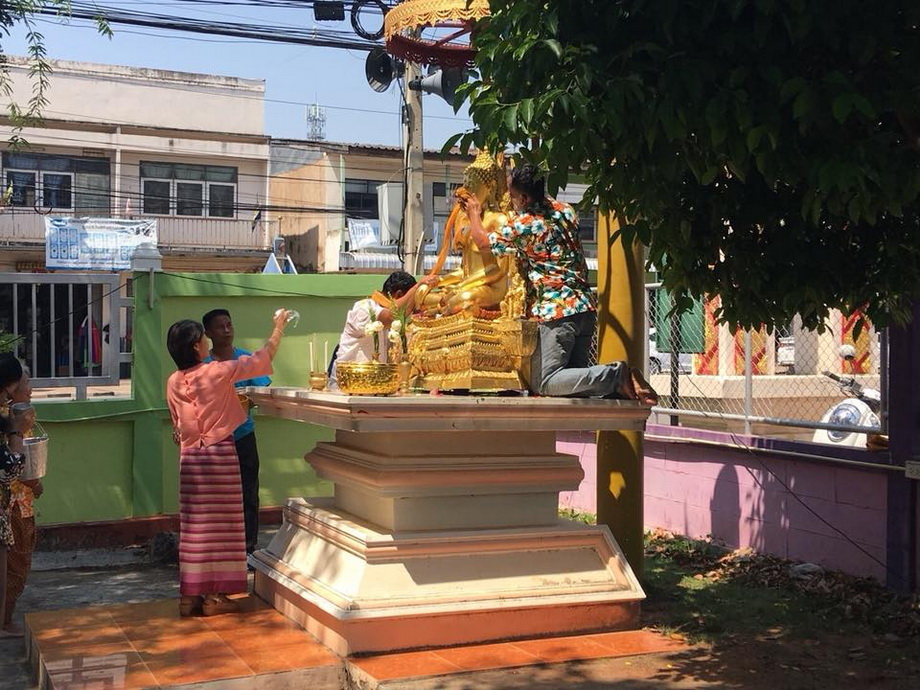 พิธีสรงน้ำพระรดน้ำขอพรผู้ใหญ่ ประเพณีสงกรานต์ ปี 2561