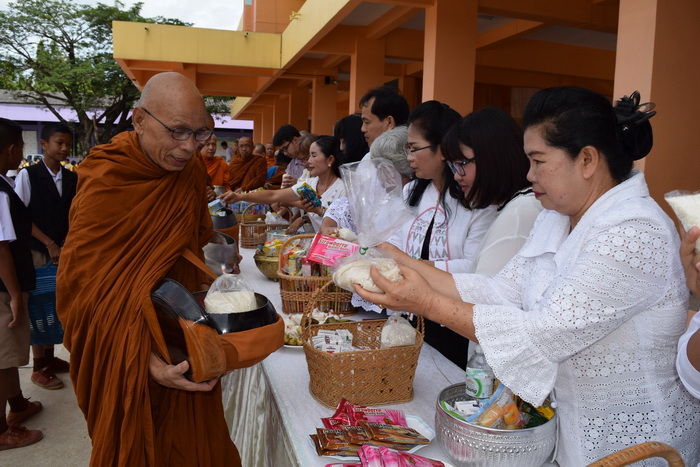 พิธีทำบุญตักบาตรเนื่องในวันเข้าพรรษา