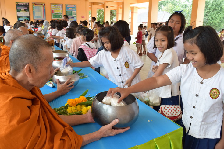 ทำบุญตักบาตร วันขึ้นปีใหม่ ปีพุทธศักราช 2562