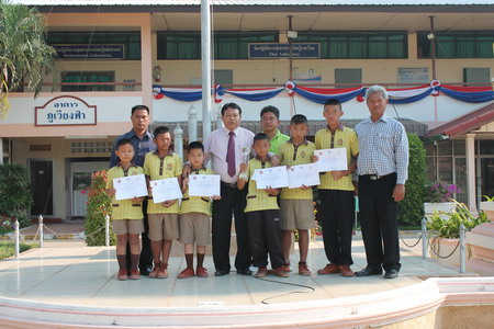 มอบเกียรติบัตรนักเรียนได้รับคัดเลือกเป็นตัวแทนจังหวัด แข่งขันฟุตบอลเยาวชน