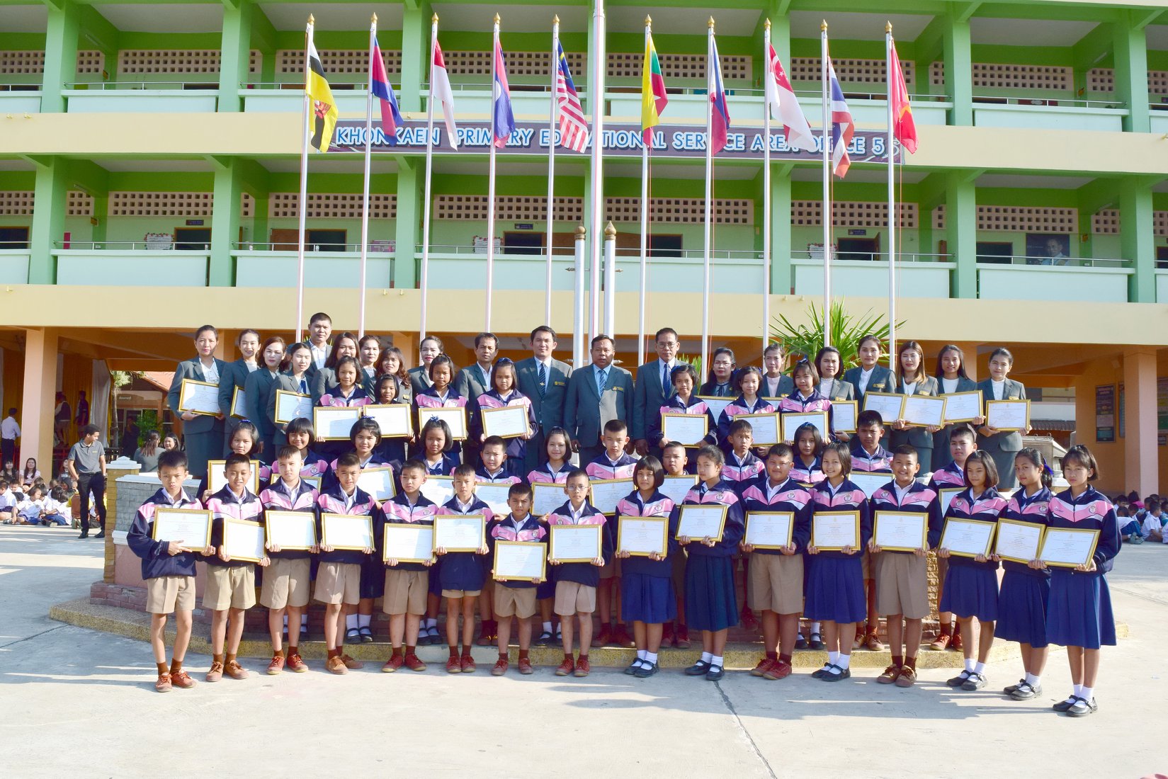 พิธีมอบเกียรติบัตรนักเรียนงานมหกรรมความสามารถทางศิลปหัตถกรรมนักเรียนฯ ครั้งที่ 68