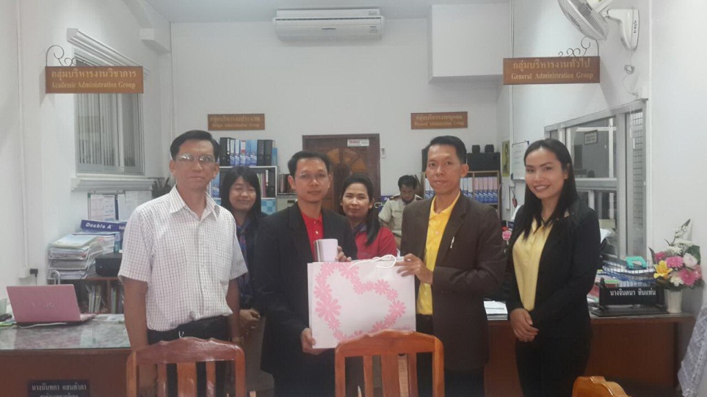 ตัวแทนผู้บริหารและเจ้าหน้าที่ ธนาคารออมสิน สวัสดีปีใหม่ 