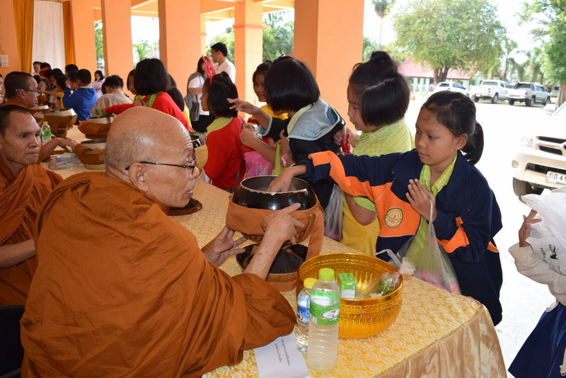 ทำบุญตักบาตรเนื่องในวันขึ้นปีใหม่ ปีพุทธศักราช 2561