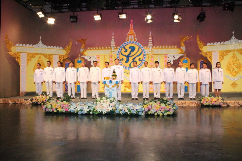 นายธงชัย  สุขสม ผู้อำนวยการโรงเรียนบ้านนาก้านเหลือง  ร่วมบันทึกภาพวีดีทัศน์ถวายพระพรวันเฉลิมพระชนมพรรษาพระบาทสมเด็จพระเจ้าอยู่หัวภูมิพลอดุลยเดช มหาราช  