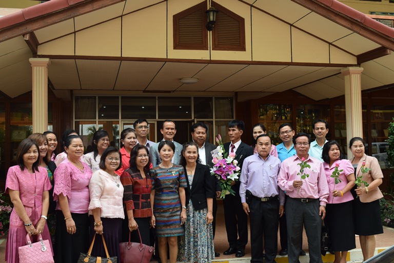 โรงเรียนชุมชนบ้านโพนสว่างดอนโมง เดินทางมาส่ง รองผู้อำนวยการโรงเรียน สมศักดิ์ จันทร์รักษ์