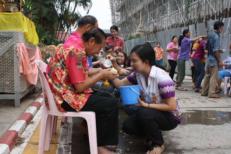 ร่วมรดนำ้ดำหัว สรงน้ำพระพุทธรูป และสิ่งศักดิ์สิทธิ์ ประจำโรงเรียน
