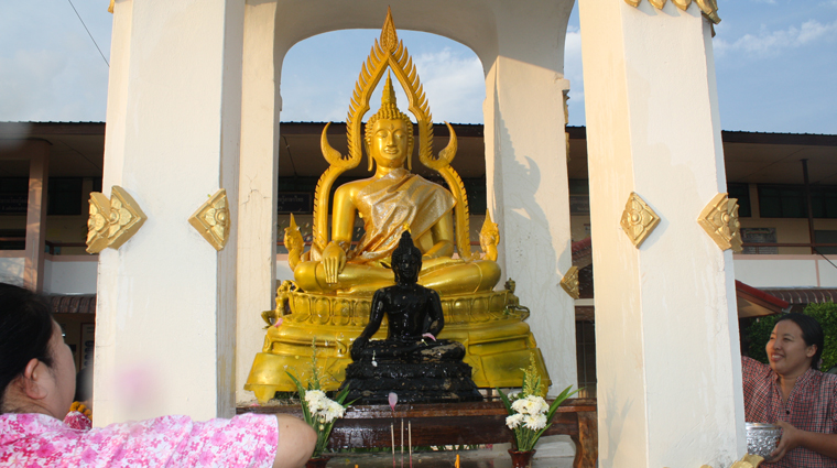 สรงน้ำพระพุทธรูปประจำโรงเรียน